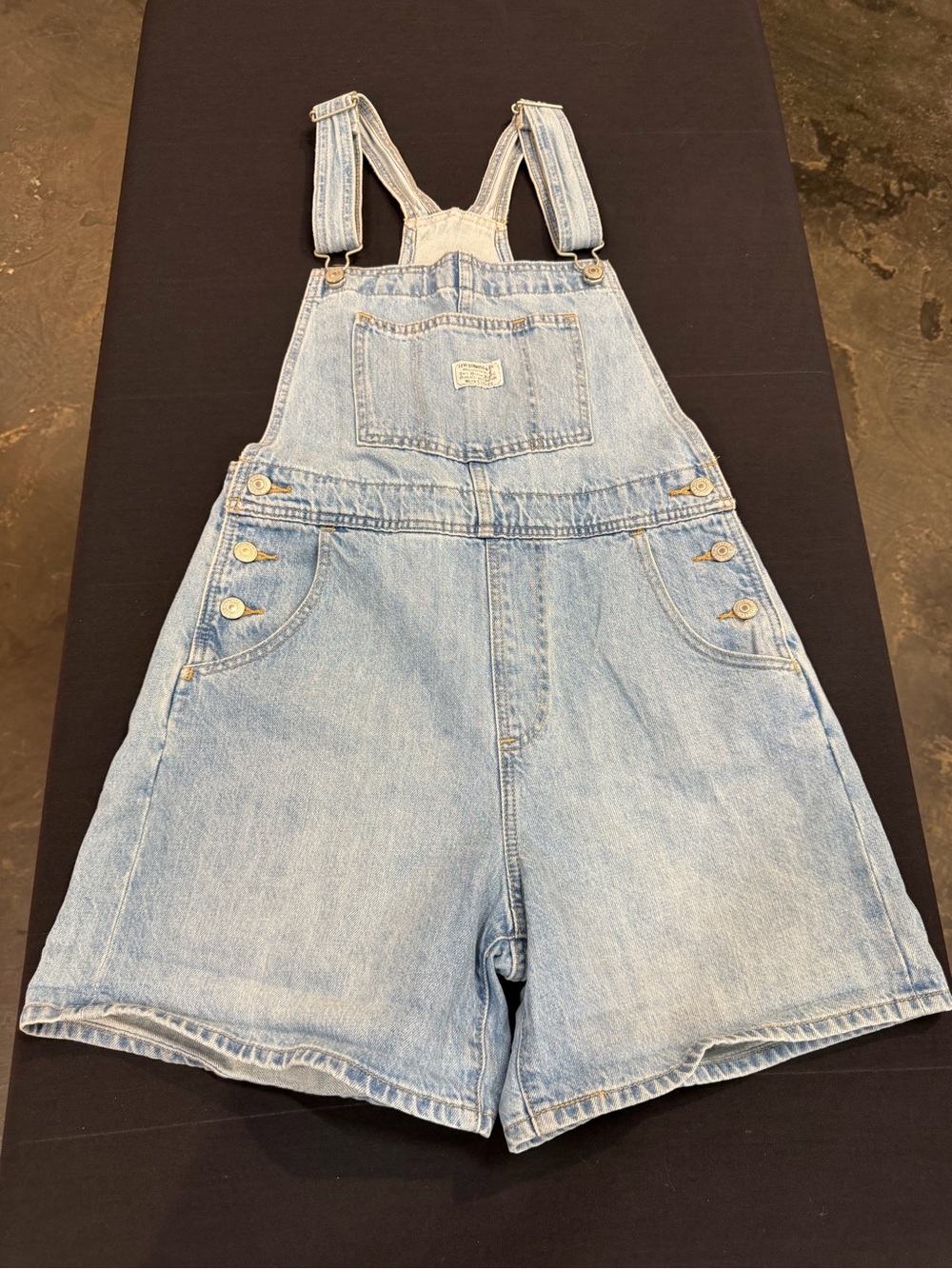 Levi’s Women’s Shortalls Size Small Light Wash Denim Overall Shorts 52333-0040